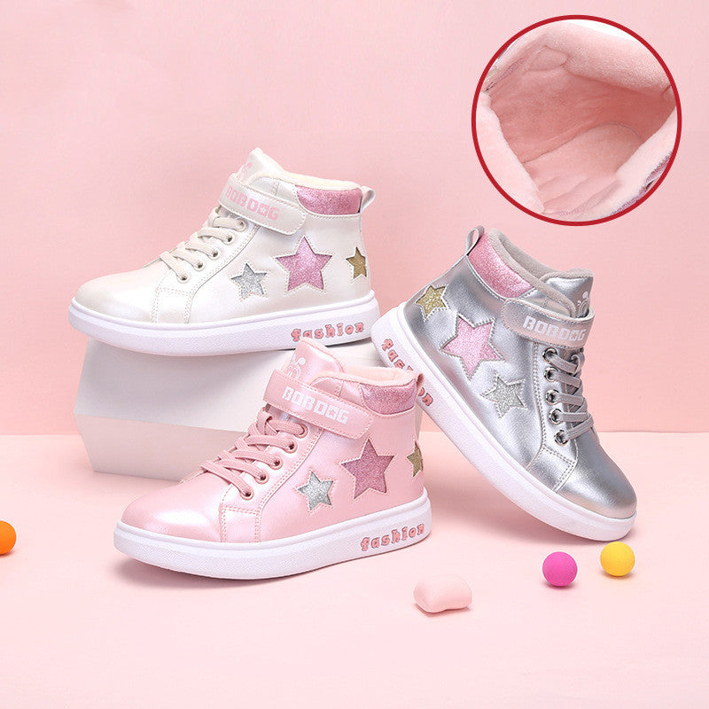 Sure! Could you upload an image of the bébé sneaker or provide some details? That way I can give you a more accurate description.